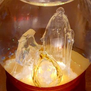 CHRISTMAS JOSEPH MARY BABY JESUS SNOW GLOBE
